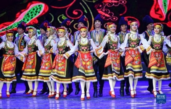 7月21日，哈薩克斯坦薩爾塔納國家舞蹈團的演員在演出。