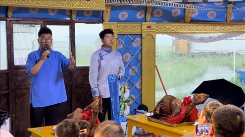 圖為草原蒙古包全羊宴。人民網(wǎng)記者 金洪花攝