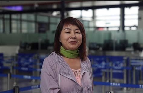 7月22日，曾經(jīng)在老撾瑯勃拉邦工作過3年的加拿大華僑孫月玲乘坐中老鐵路國際旅客列車從中國出境。衛(wèi)海林 攝