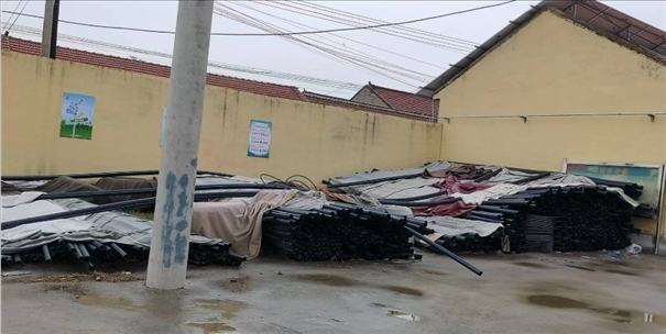 至今仍堆放在村委會院里的自來水管道。 人民網(wǎng)記者 金慧慧攝