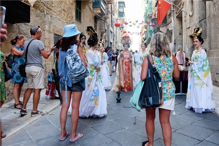 圖為花燈點(diǎn)亮儀式現(xiàn)場(chǎng)。 馬耳他中國文化中心供圖