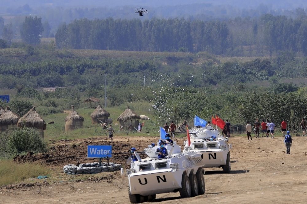 ↑2021年9月15日，在“共同命運-2021”國際維和實兵演習(xí)綜合演練中，維和分隊采用無人機拋撒傳單宣傳和平理念。新華社記者 劉芳 攝