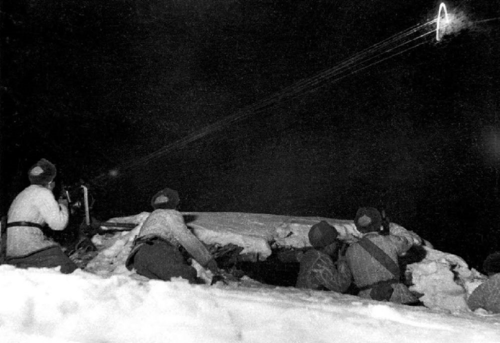  ↑1950年12月，在朝鮮長津湖，中國人民志愿軍第27軍連隊機槍手向美軍陣地射擊。新華社發(fā)（張崇岫 攝）