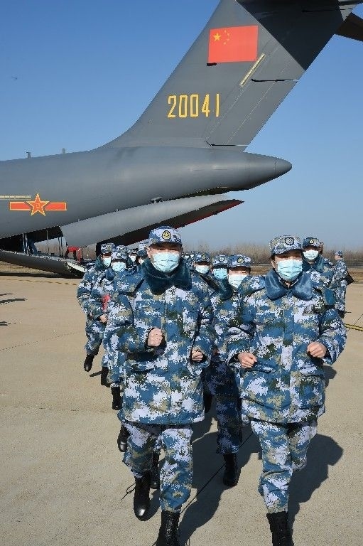 ↑2020年2月17日，一批軍隊支援湖北醫(yī)療隊員抵達武漢天河機場。新華社記者 黎云 攝
