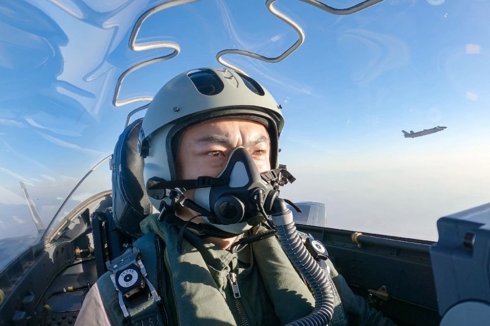 ↑全國人大代表、“強軍先鋒飛行大隊”大隊長高中強進行編隊飛行訓(xùn)練（2023年2月9日攝）。新華社發(fā)（姜皓元 攝）