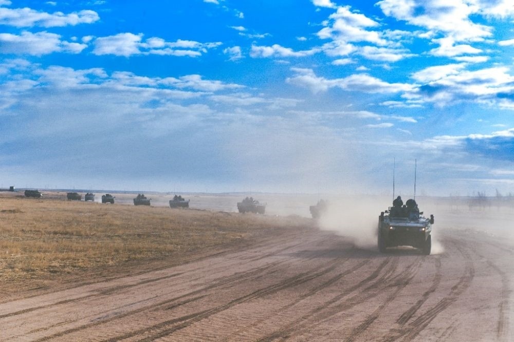 ↑陸軍第81集團軍某旅“松骨峰特功連”隨所在營進行長途機動（2022年4月12日攝）。新華社發(fā)（李乃超 攝）