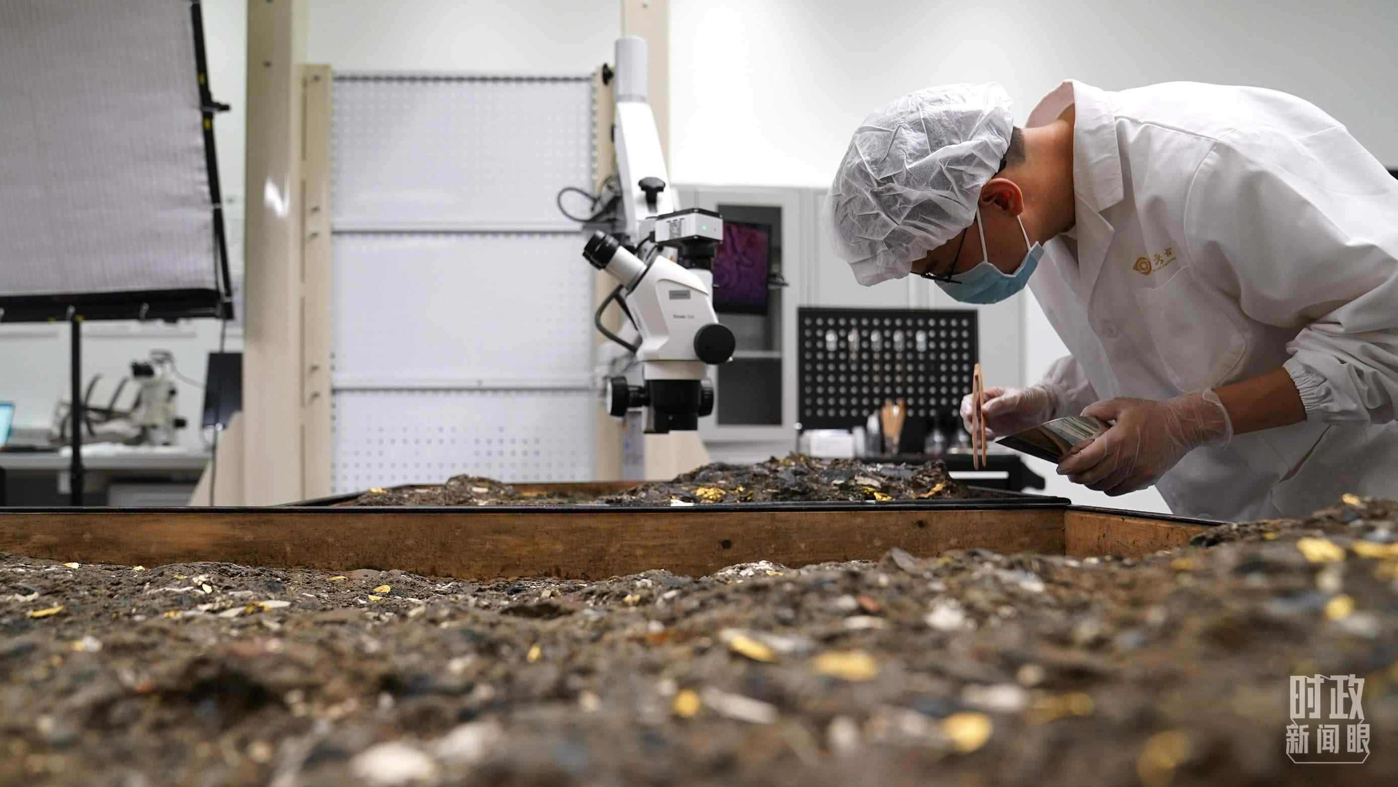 △工作中的三星堆文保人員。（總臺國廣記者李晉拍攝）