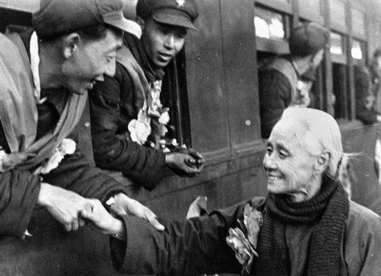 全國的鐵路工人們，一批批地志愿前往朝鮮前線工作，這是隴海路的鐵路工人魏志杰在臨行時和他母親告別的情形。新華社發(fā)（資料照片）