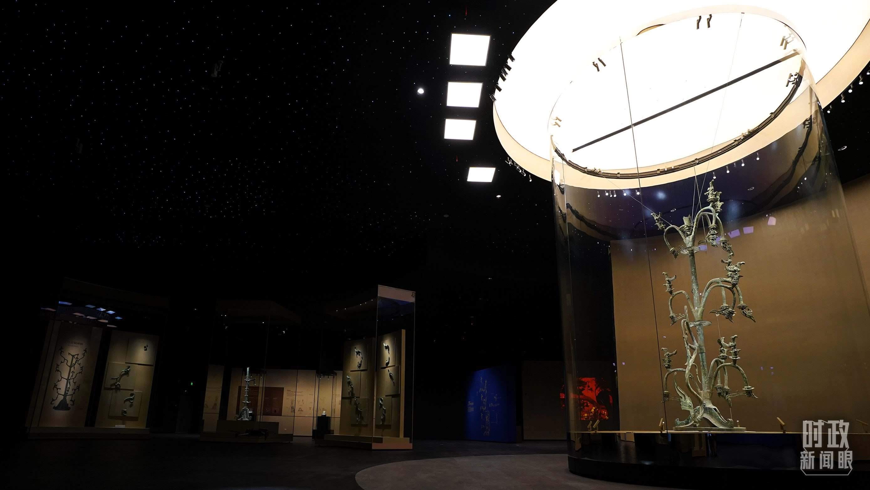 △三星堆出土的青銅神樹。（總臺國廣記者李晉拍攝）