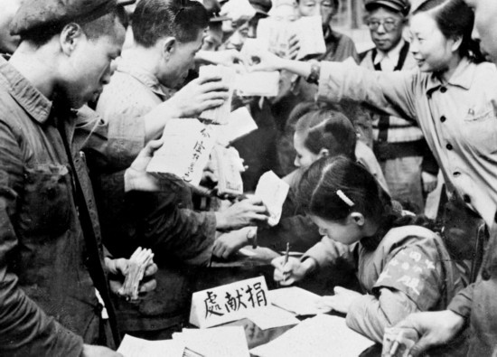 全國各地工商界踴躍捐獻款項，支援志愿軍。這是重慶市工商業(yè)者捐獻的情形。新華社發(fā)（資料照片）