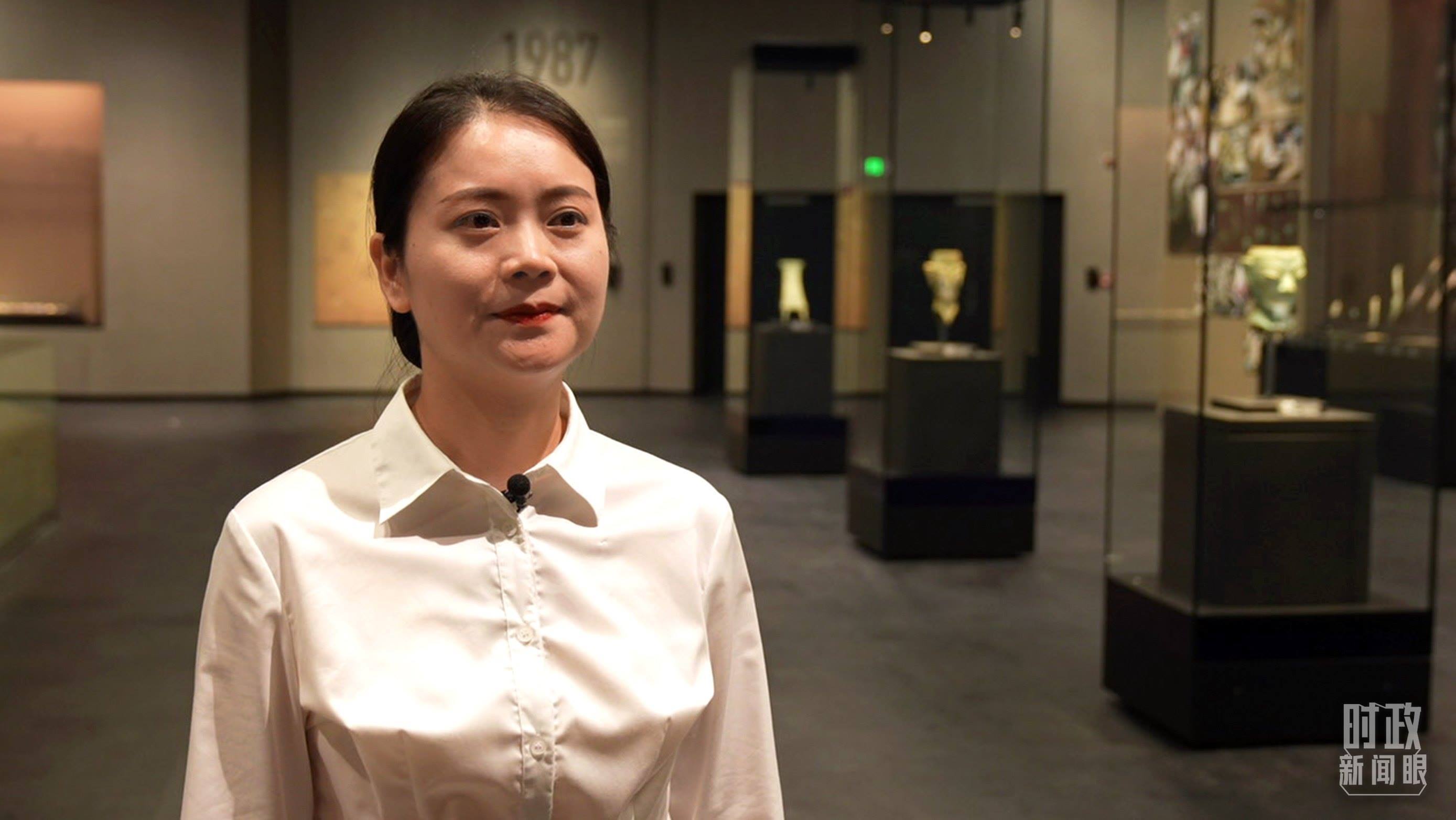 △當天現(xiàn)場負責講解的三星堆博物館公眾服務部程靜。（總臺央廣記者馬喆拍攝）