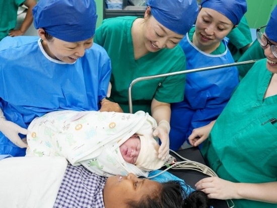 中國海軍“和平方舟”號醫(yī)院船在基里巴斯為29歲的塔拉瓦居民德阿瑞接生了一名“和平寶寶”（2023年7月16日攝）。新華社發(fā)（劉偉 攝）