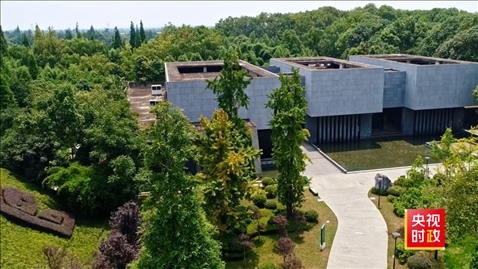 △2021年正式投入使用的三星堆文物保護修復館，堅持保護修復與考古研究同步進行，館內分文保工作區(qū)和參觀區(qū)。