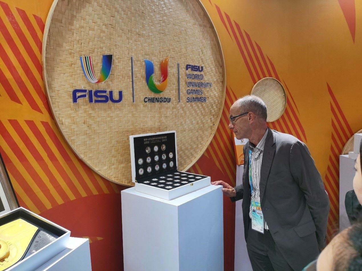 國際大體聯(lián)代理主席雷諾·艾德參觀大運會特許商品。 人民網(wǎng)記者 楊磊攝