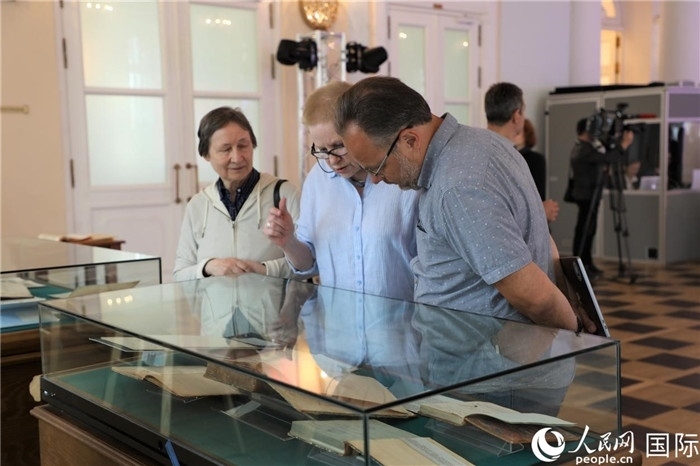 中俄圖書館論壇嘉賓共同參觀由俄羅斯國立列寧圖書館舉辦的館藏中國古籍善本圖書展。人民網(wǎng)記者 隋鑫攝