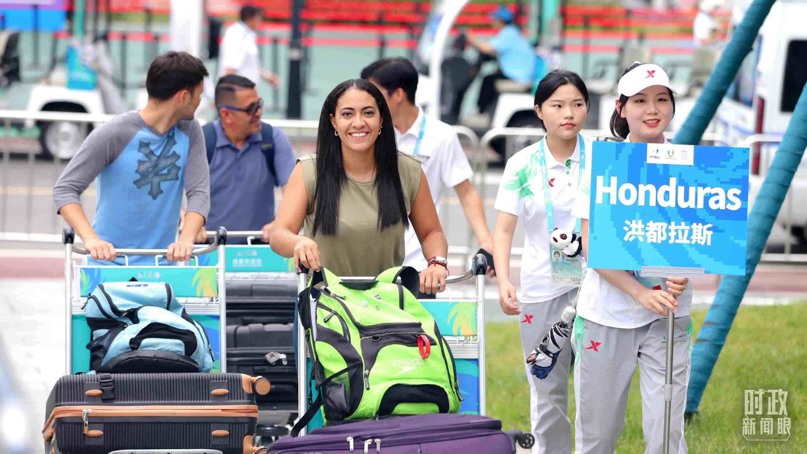 各國代表團成員相繼抵達成都大運村。（總臺央視記者魏幫軍拍攝）