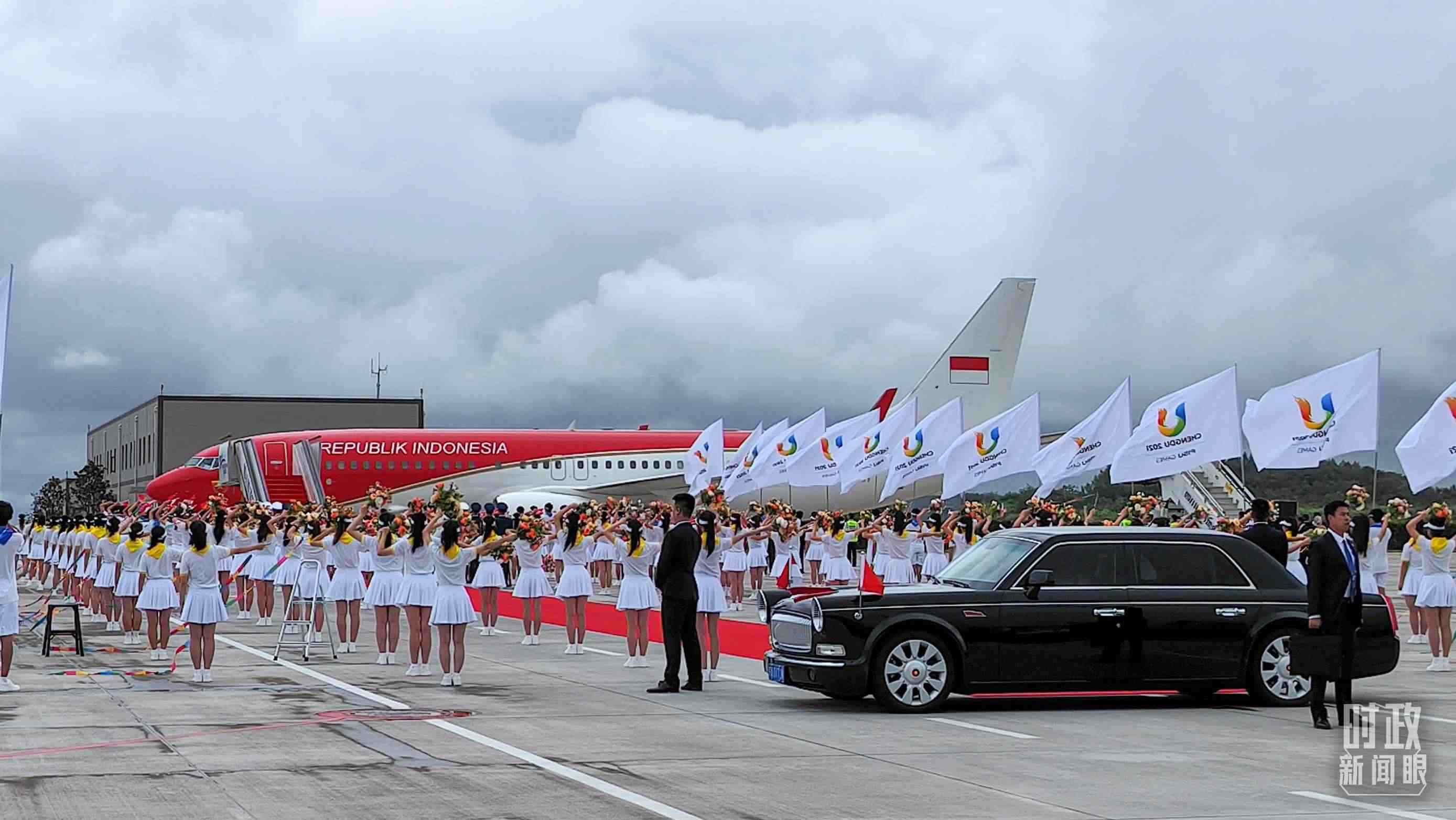 7月27日下午，印尼總統(tǒng)佐科抵達成都。（總臺央視記者王子杭拍攝）