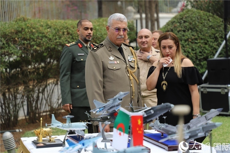 圖為與會(huì)嘉賓參觀招待會(huì)設(shè)置的武器裝備模型展臺(tái)。人民網(wǎng)記者 王傳寶攝