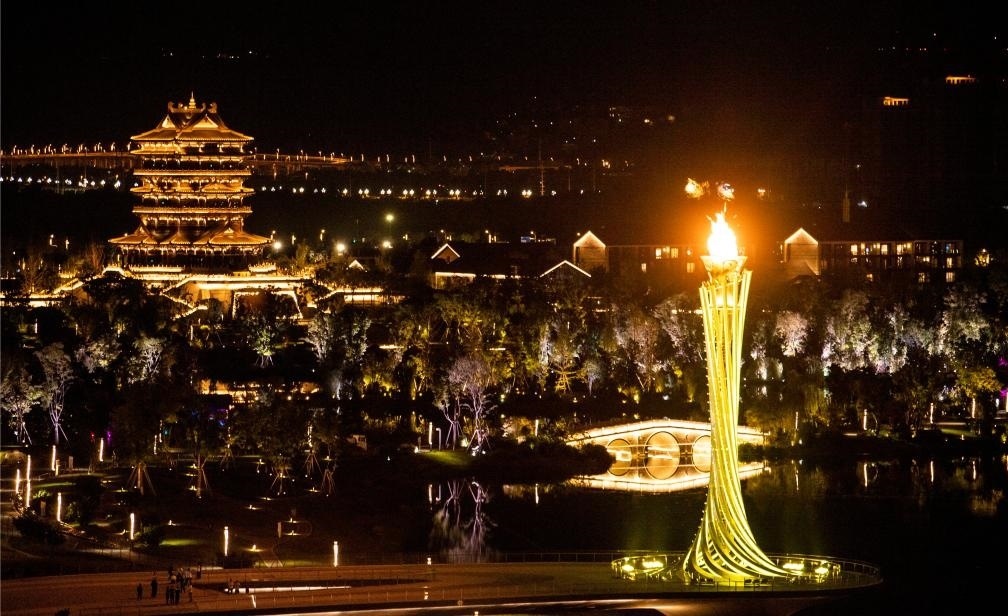 這是7月28日拍攝的成都大運會主火炬。新華社記者曹祎銘攝