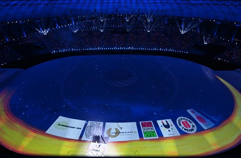 7月28日，國際大學生體育聯(lián)合會會旗在開幕式上入場。新華社記者劉磊攝