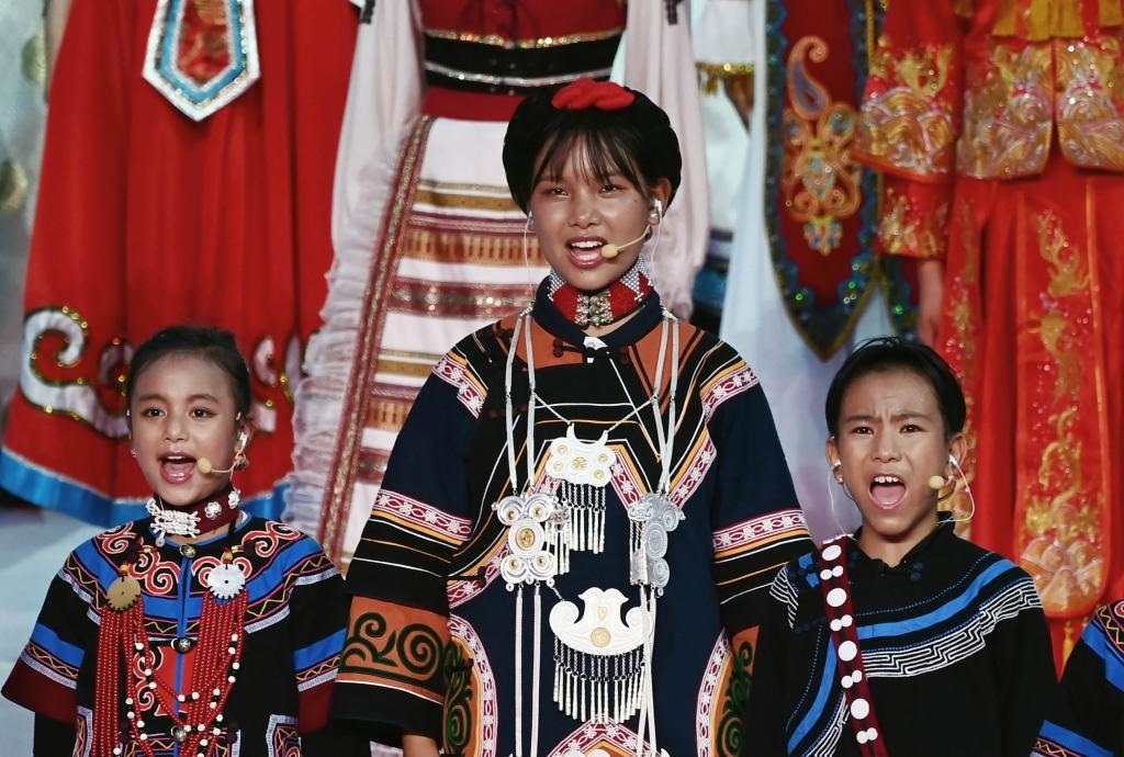 7月28日，吉好有果（中）在開幕式上表演。新華社記者陳澤國攝