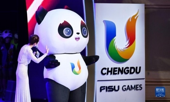 7月29日，成都大運會吉祥物“蓉寶”在聯(lián)歡會現(xiàn)場。新華社記者 張端 攝
