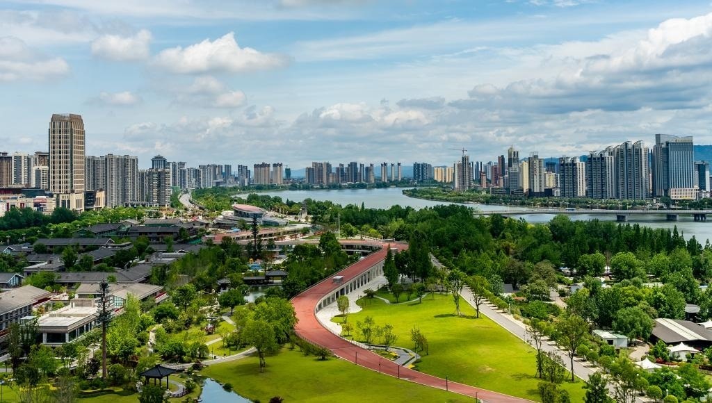 4月30日拍攝的天漢濕地公園景色。新華社發(fā)（李偉 攝）