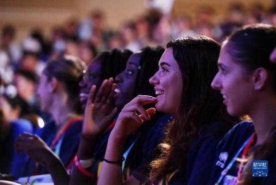 7月29日，外國運動員在聯(lián)歡會現(xiàn)場觀看節(jié)目。新華社記者 張端 攝