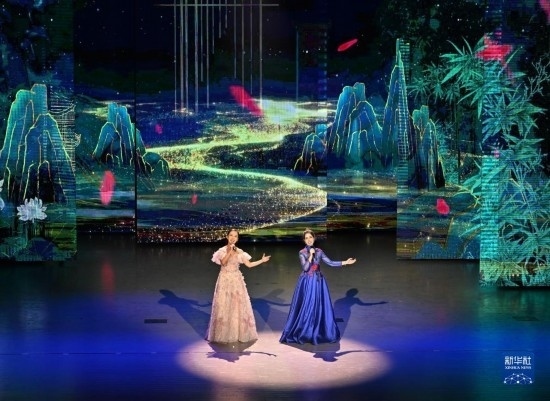 7月29日，演員在聯(lián)歡會現(xiàn)場演唱。新華社記者 蔡湘鑫 攝