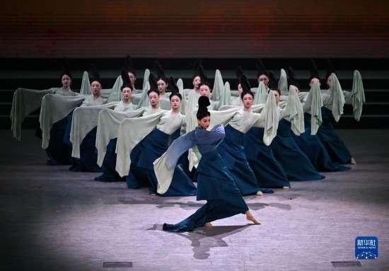 7月29日，演員在聯(lián)歡會現(xiàn)場表演《只此青綠》。新華社記者 蔡湘鑫 攝