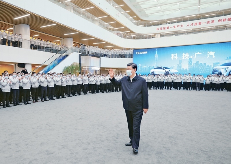 2023年4月10日至13日，中共中央總書記、國家主席、中央軍委主席習(xí)近平在廣東考察。這是12日下午，習(xí)近平在廣汽研究院向職工們揮手致意。 新華社記者 鞠鵬/攝