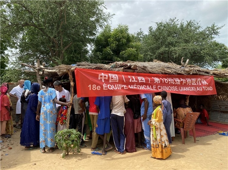 圖為草棚下的就診患者。中國駐乍得醫(yī)療隊供圖