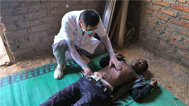 圖為南昌大學第二附屬醫(yī)院胃腸外科主治醫(yī)師周智勇檢查切口疝患者。中國駐乍得醫(yī)療隊供圖