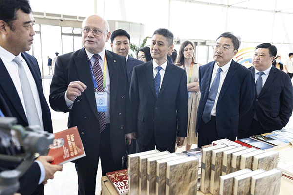 與會(huì)嘉賓參觀主題書(shū)展。人民畫(huà)報(bào)社供圖