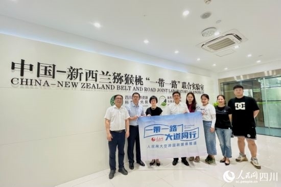 采訪團(tuán)走進(jìn)中國(guó)-新西蘭獼猴桃“一帶一路”聯(lián)合實(shí)驗(yàn)室。人民網(wǎng)記者 朱虹攝