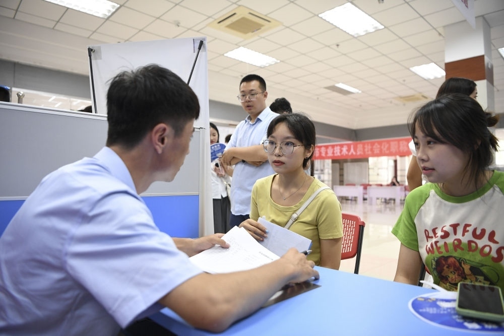 2023年7月29日，“揚(yáng)就業(yè)之帆，啟夢想之旅”2023年寧夏（銀川）離校未就業(yè)高校畢業(yè)生招聘會在寧夏（銀川）人力資源服務(wù)產(chǎn)業(yè)園舉行。求職者（右）在招聘會現(xiàn)場與用人單位交流。新華社記者 馮開華 攝