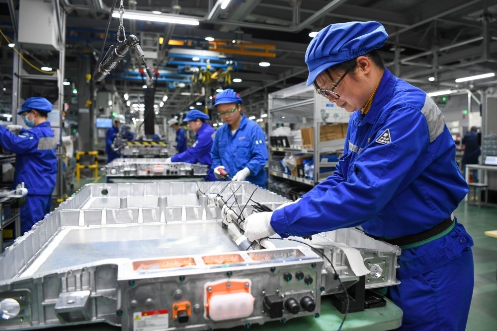 在位于江蘇常州溧陽的上汽時(shí)代動力電池系統(tǒng)有限公司，工人在車間進(jìn)行電池生產(chǎn)（2023年2月16日攝）。常州市擁有鋰電池電芯及配套生產(chǎn)企業(yè)120余家，動力電池產(chǎn)業(yè)2022年實(shí)現(xiàn)產(chǎn)值超1700億元。新華社記者 李博 攝