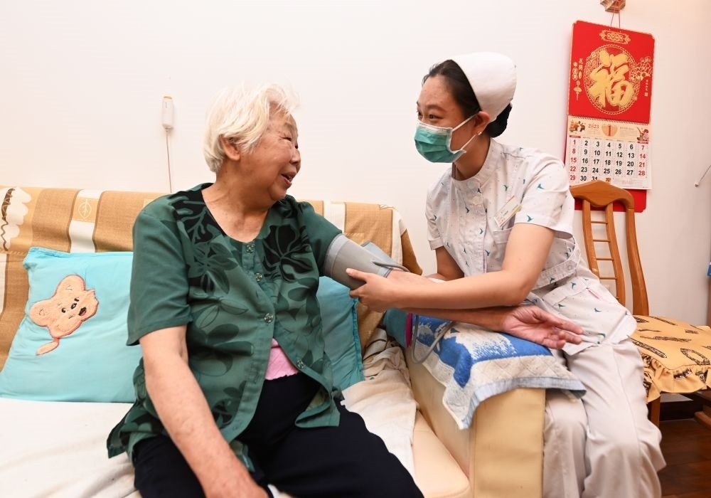 河北廊坊三河市燕達(dá)金色年華健康養(yǎng)護(hù)中心醫(yī)務(wù)人員為入住老人測量血壓（2023年7月20日攝）。新華社記者 朱旭東 攝