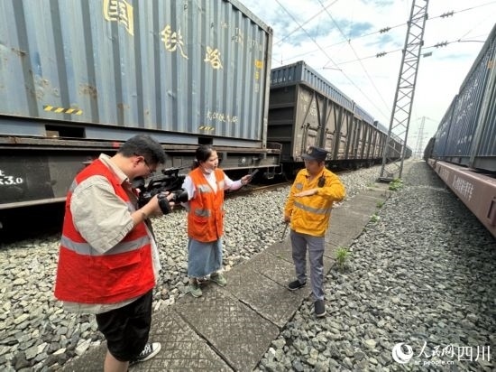 記者采訪中歐班列（成都）首發(fā)班列“專檢小組”組長(zhǎng)劉偉。人民網(wǎng)記者 王波攝