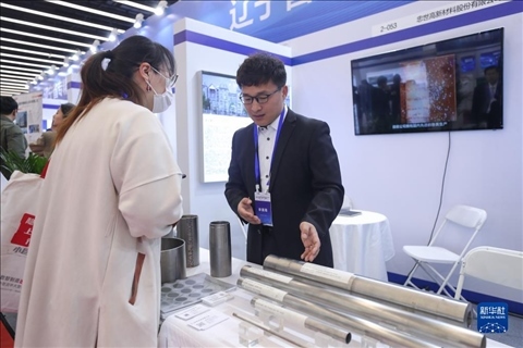 4月8日，參展商在2023中國中小企業(yè)發(fā)展大會“專精特新”中小企業(yè)展覽會上向觀眾介紹產(chǎn)品。新華社記者 龍雷 攝