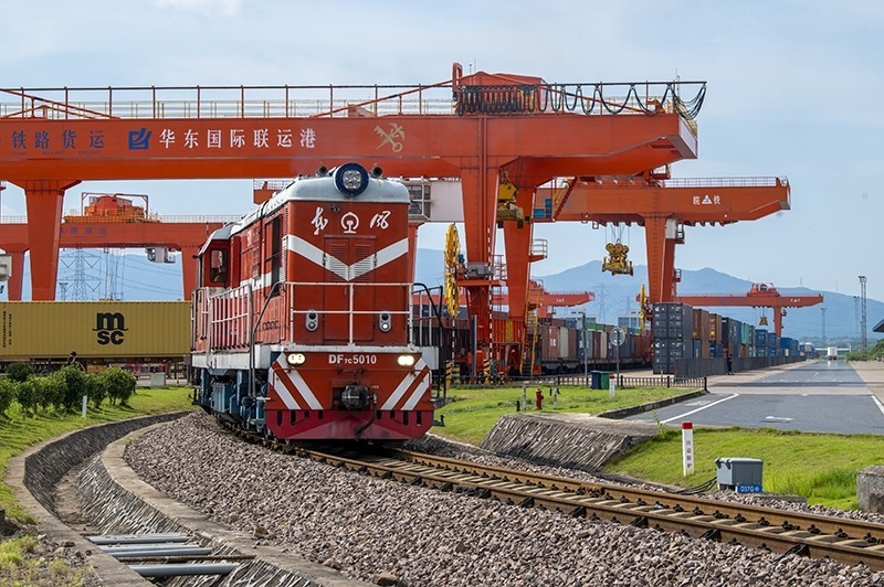 △2023年7月25日，在浙江省金華市華東國際聯(lián)運(yùn)港，一輛“義新歐”中歐班列裝載著110個標(biāo)箱日用百貨、家用電器、家裝材料等貨物，啟程駛向哈薩克斯坦。