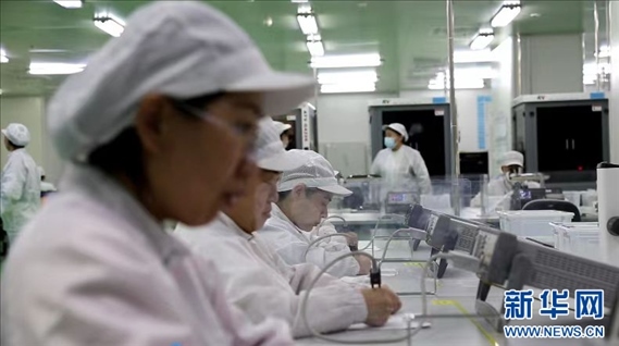 工人在大連達利凱普科技股份公司生產(chǎn)車間工作。新華網(wǎng)發(fā)