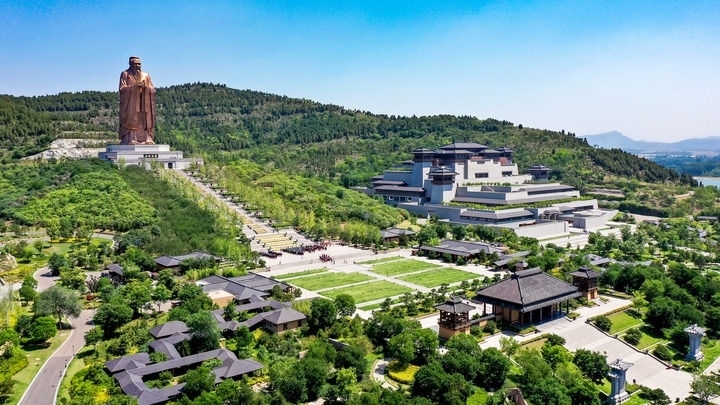 這是2023年6月8日拍攝的山東省曲阜市尼山圣境（無(wú)人機(jī)照片）。新華社記者 郭緒雷 攝