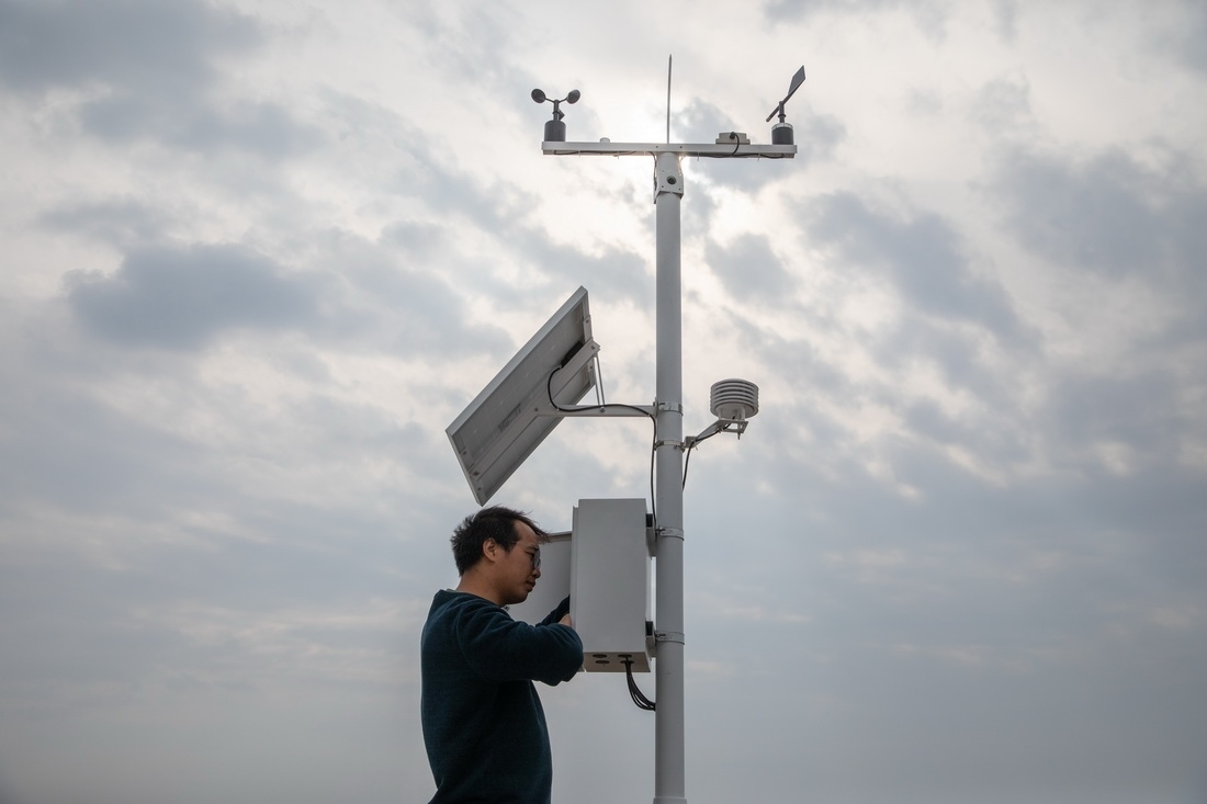 在北大荒集團(tuán)閆家崗農(nóng)場(chǎng)有限公司農(nóng)業(yè)現(xiàn)代化示范區(qū)，工作人員在調(diào)試氣象設(shè)備（4月27日攝）。新華社記者 張濤 攝