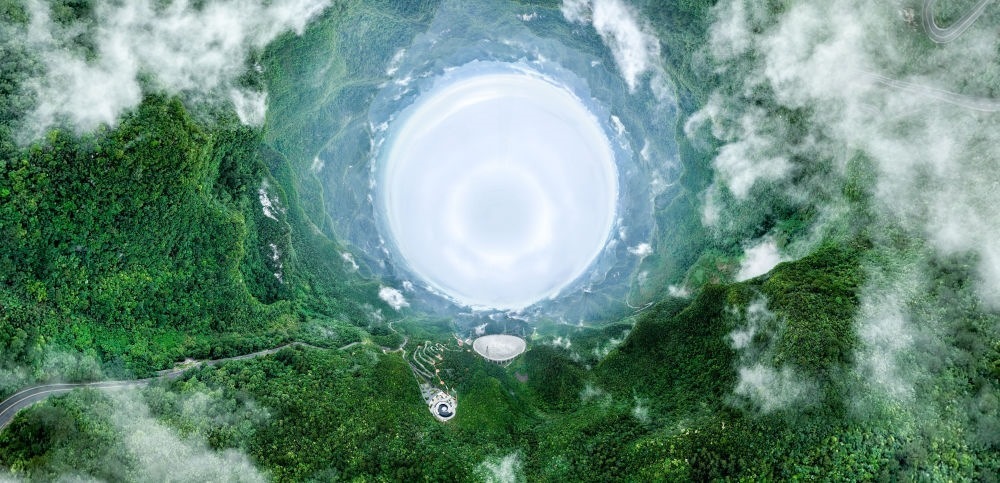 6月22日拍攝的“中國(guó)天眼”全景（維護(hù)保養(yǎng)期間拍攝，無(wú)人機(jī)全景拼接照片）。新華社記者 歐東衢 攝