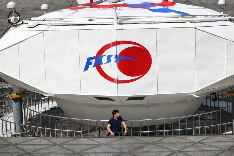 2022年8月25日，F(xiàn)AST運(yùn)行和發(fā)展中心常務(wù)副主任、總工程師姜鵬在饋源艙前（維護(hù)保養(yǎng)期間拍攝）。新華社記者 歐東衢 攝