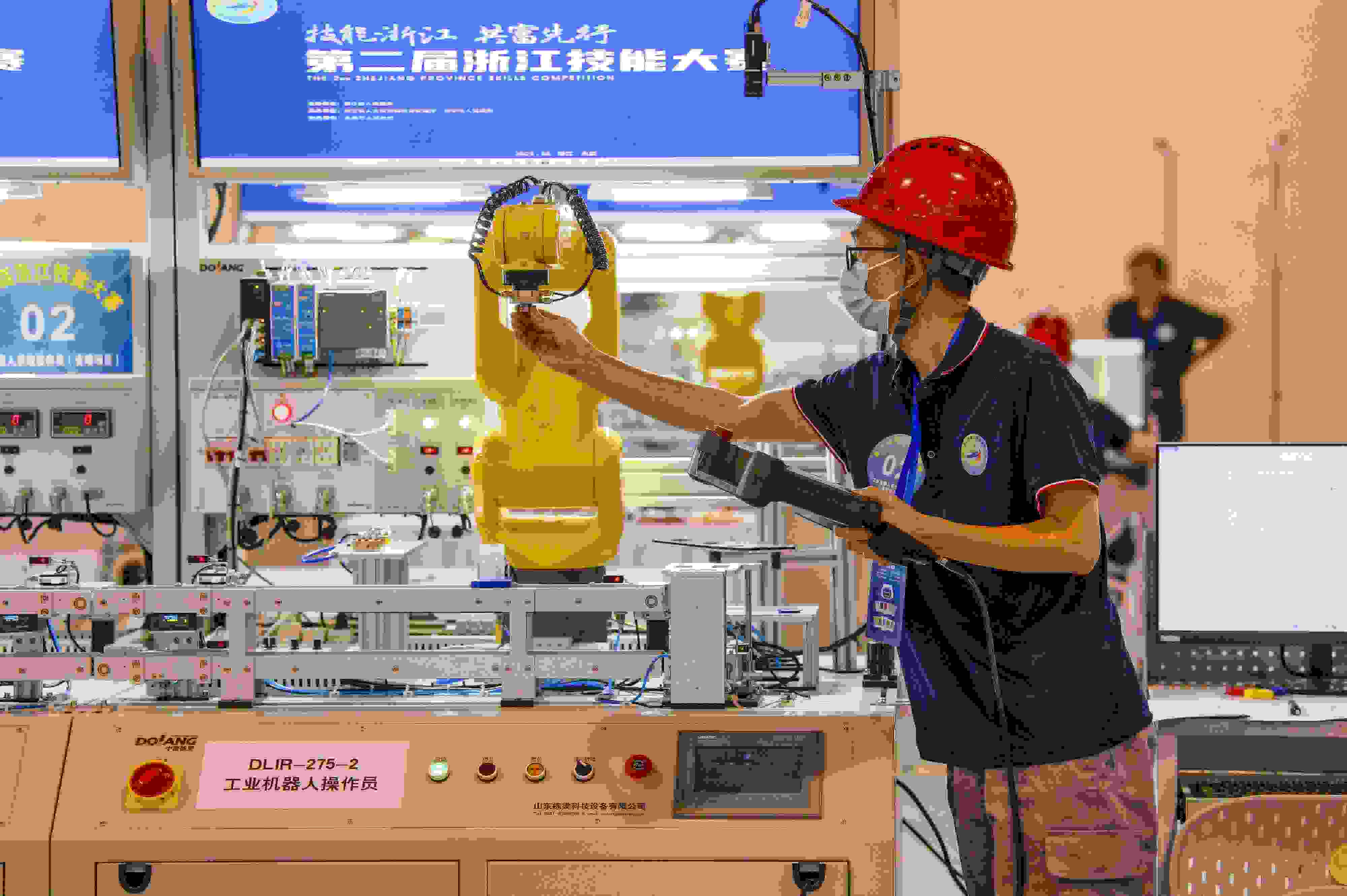 2023年6月19日，第二屆浙江技能大賽在永康市國際會展中心舉行。參賽選手在進行工業(yè)機器人系統(tǒng)操作員項目比賽。