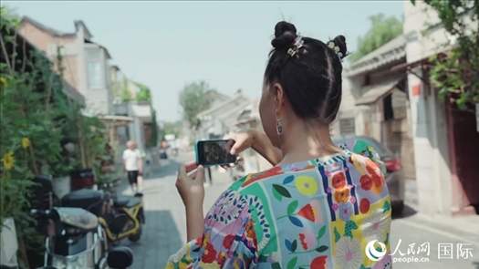 柳芭在胡同里采風。人民網 張若涵攝