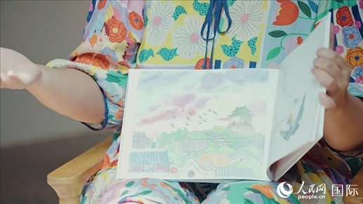 柳芭向人民網記者展示自己的作品。人民網 張若涵攝