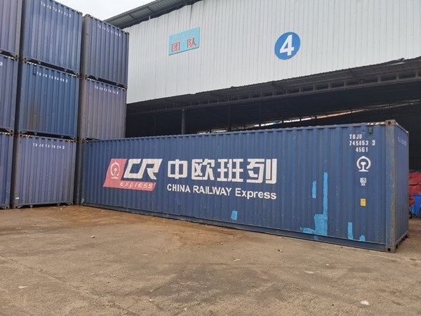 即將以“中老鐵路+中歐班列”模式過(guò)境運(yùn)輸?shù)募b箱。朱益孝攝